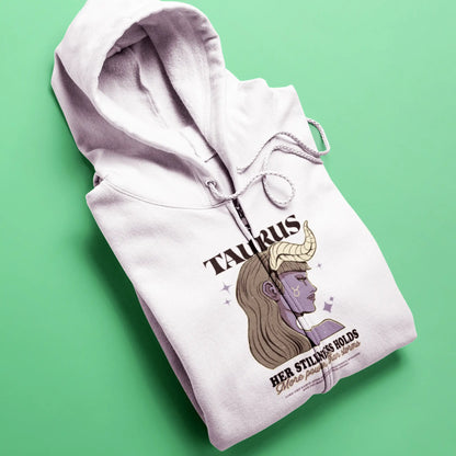 Elegant Taurus illustration on a white zip hoodie with empowering zodiac aura – Κομψή απεικόνιση Ταυρίνας σε λευκή ζακέτα με ενδυναμωτική ζωδιακή αύρα.