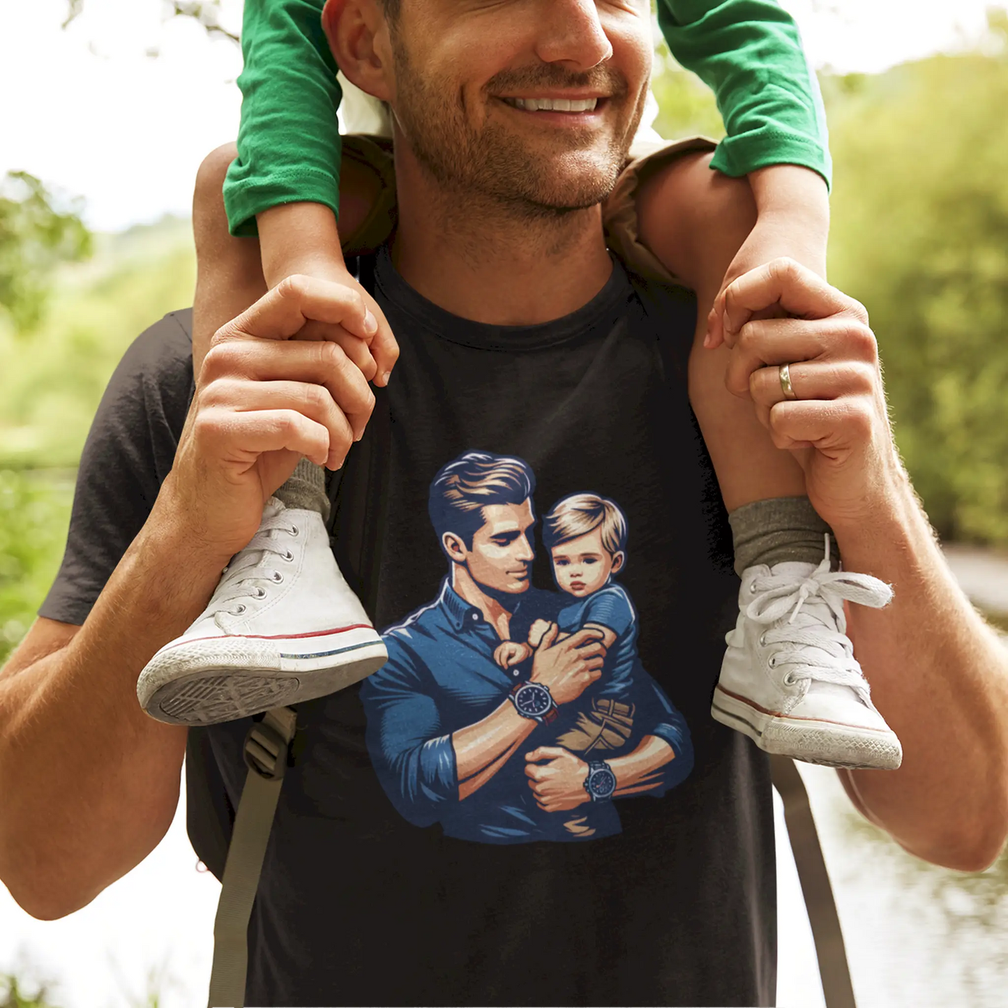 Elegant black t-shirt featuring dad holding son, perfect Father’s Day gift – Κομψό μαύρο μπλουζάκι με μπαμπά που κρατά τον γιο, ιδανικό δώρο για την Ημέρα του Πατέρα