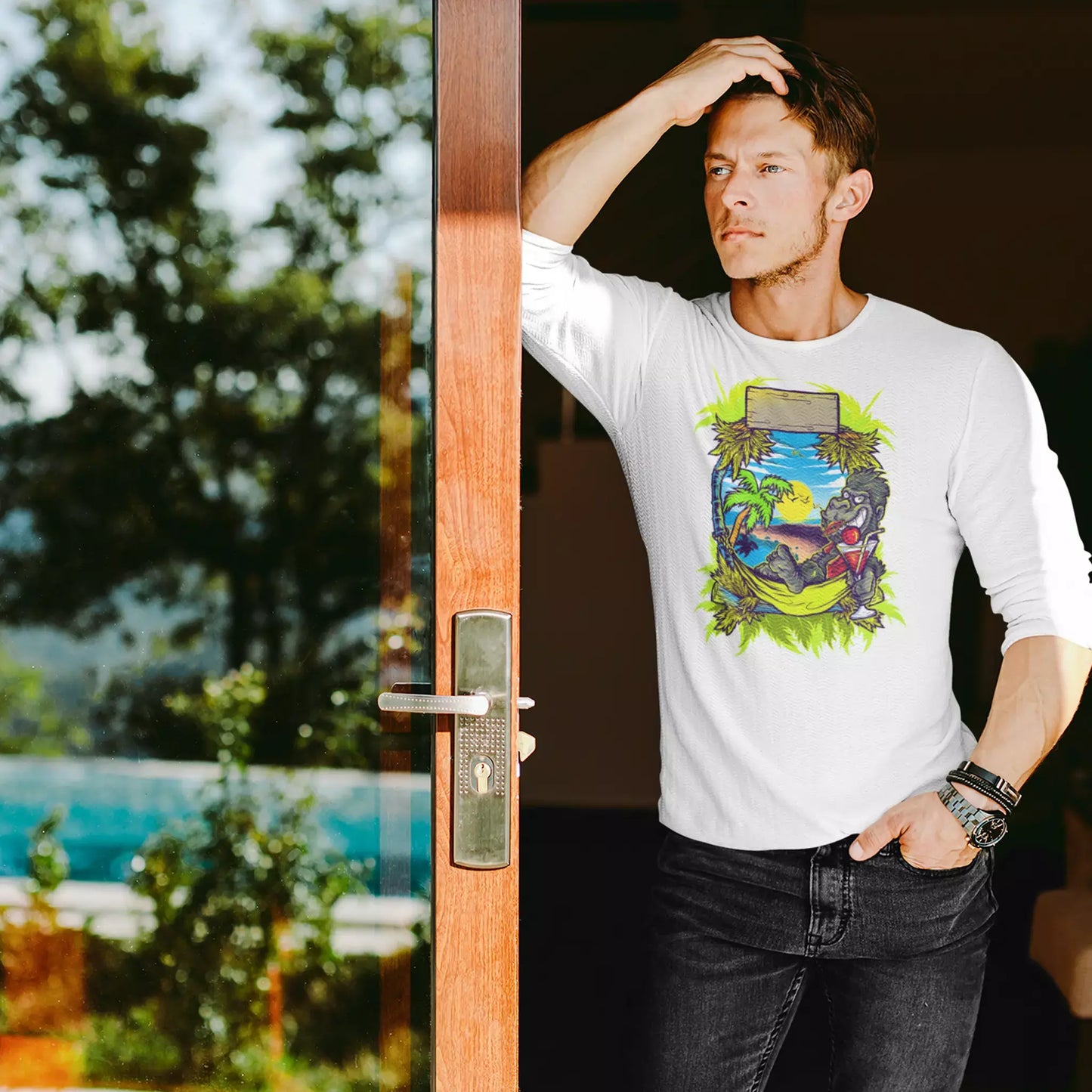 Elegant white long sleeve tee capturing a bold graffiti culture fashion aesthetic. — Κομψό λευκό μακρυμάνικο t-shirt που αποτυπώνει μια έντονη αισθητική μόδας της κουλτούρας του graffiti