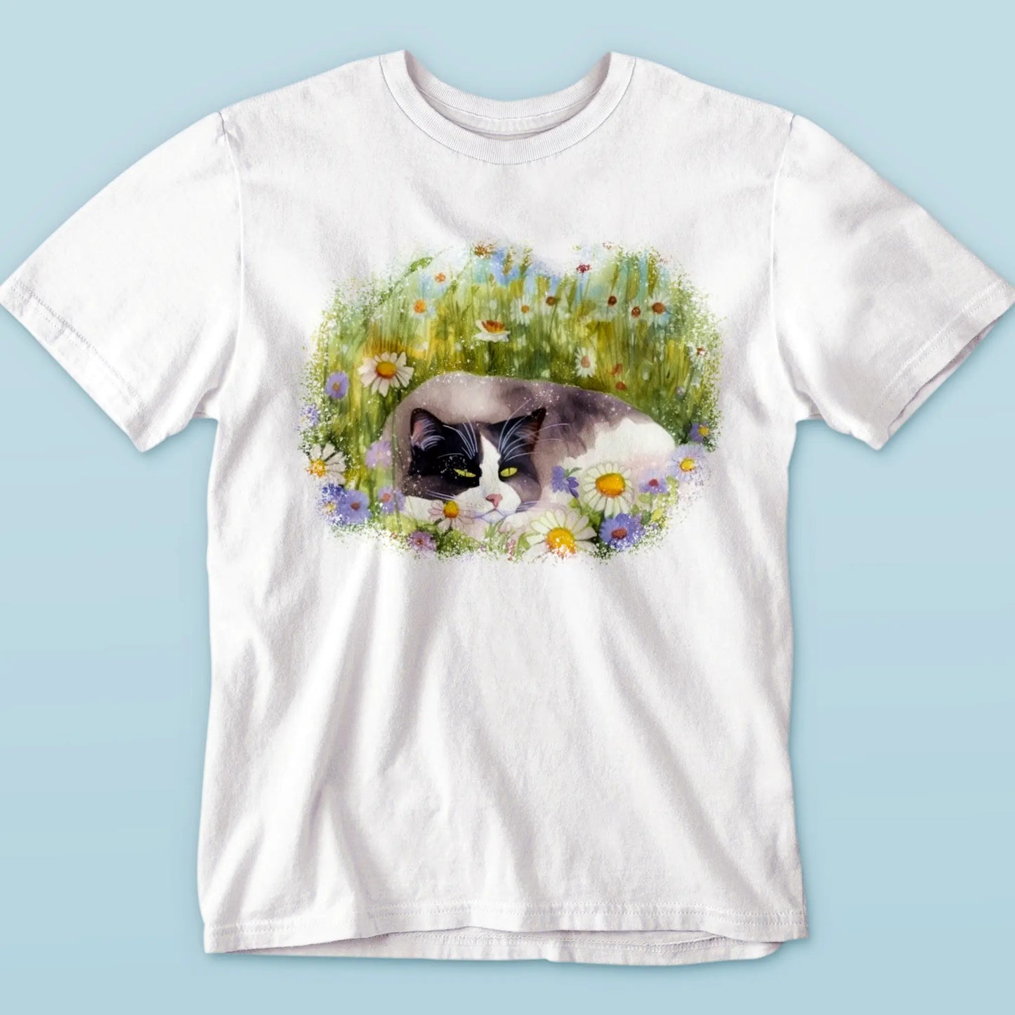 Elegant white t-shirt with artistic watercolor cat design nestled between colorful daisies and grass - Κομψό λευκό t-shirt με καλλιτεχνικό watercolor σχέδιο γάτας φωλιασμένο σε πολύχρωμα λου