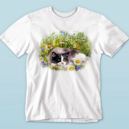 Elegant white t-shirt with artistic watercolor cat design nestled between colorful daisies and grass - Κομψό λευκό t-shirt με καλλιτεχνικό watercolor σχέδιο γάτας φωλιασμένο σε πολύχρωμα λου