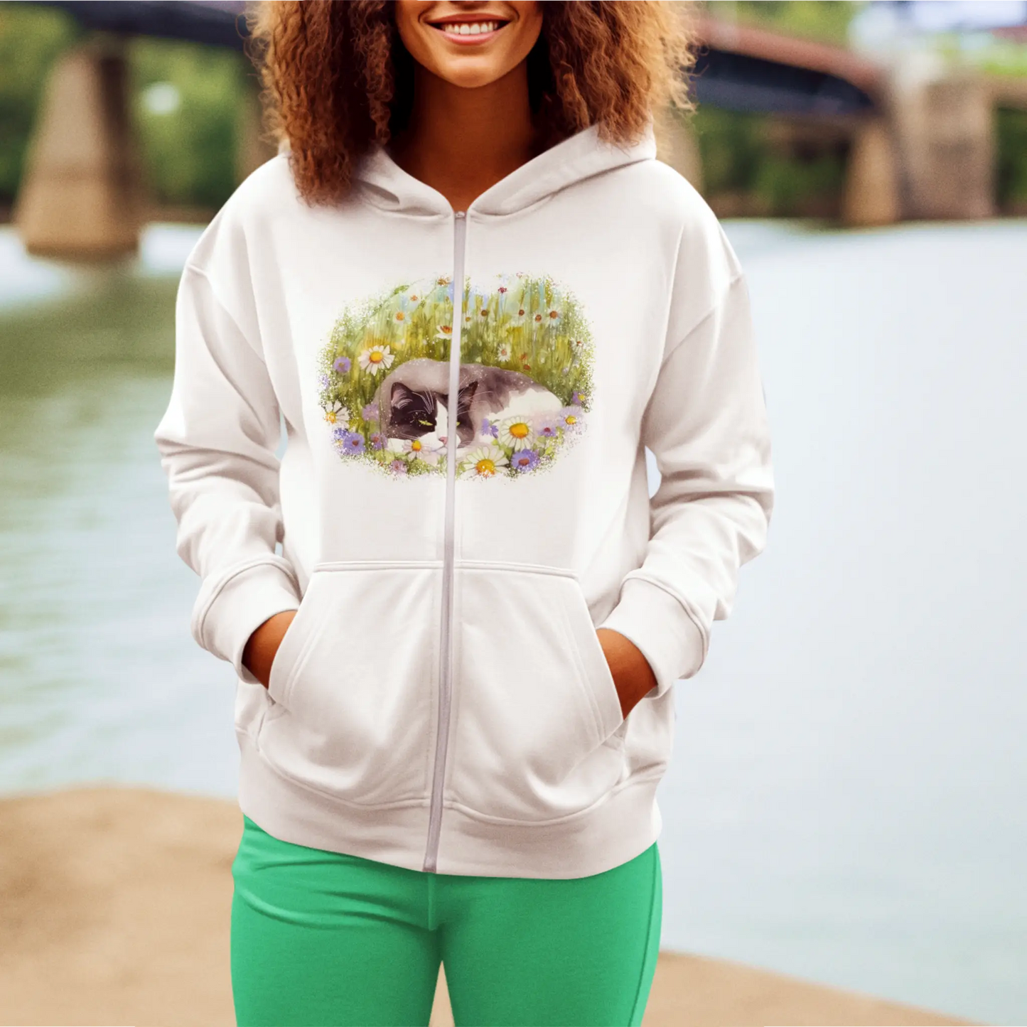 Elegant white zip hoodie featuring dreamy cat artwork nestled between blooming daisies and grass - Κομψό λευκό zip hoodie με έργο τέχνης γάτας φωλιασμένο ανάμεσα σε ανθισμένες μαργαρίτες