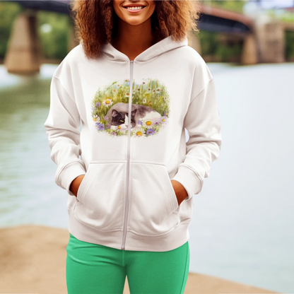 Elegant white zip hoodie featuring dreamy cat artwork nestled between blooming daisies and grass - Κομψό λευκό zip hoodie με έργο τέχνης γάτας φωλιασμένο ανάμεσα σε ανθισμένες μαργαρίτες