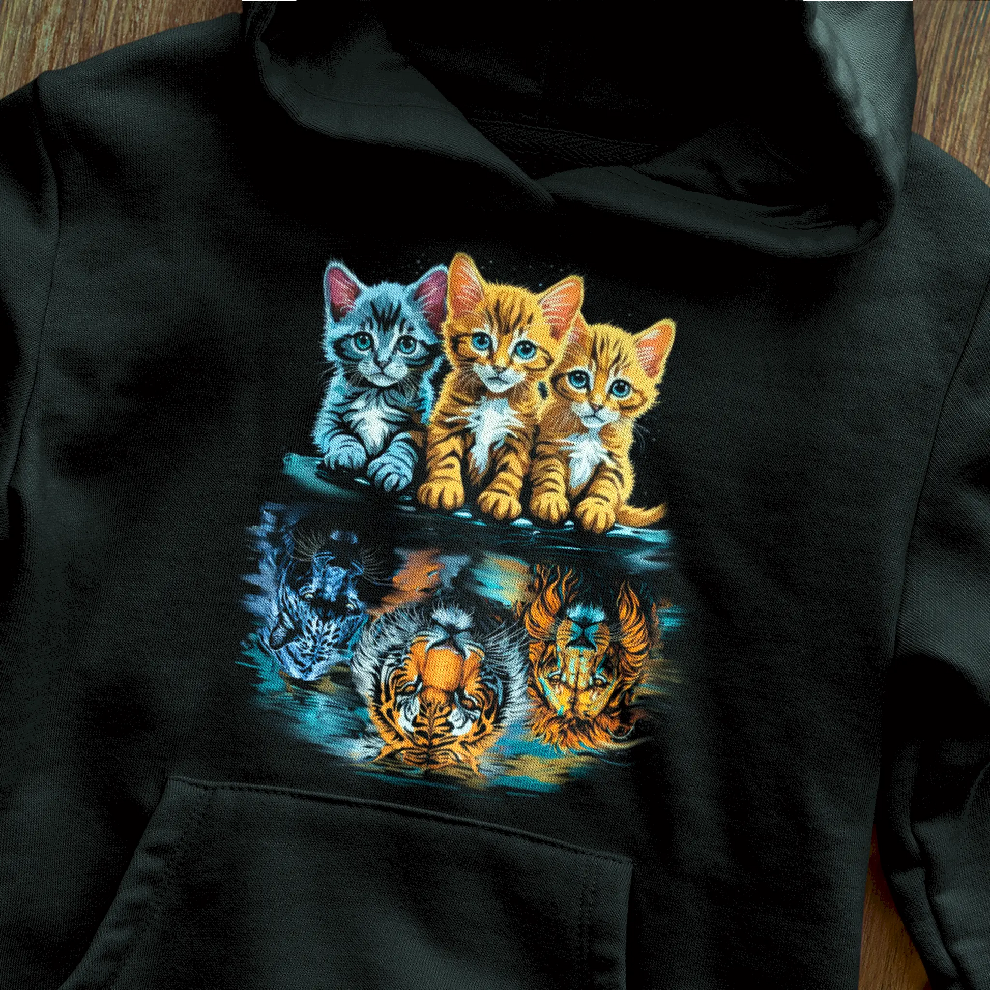 Empowering cat hoodie with jungle predator shadows – Μαύρο hoodie που απεικονίζει τη μετάβαση από αθωότητα σε δύναμη