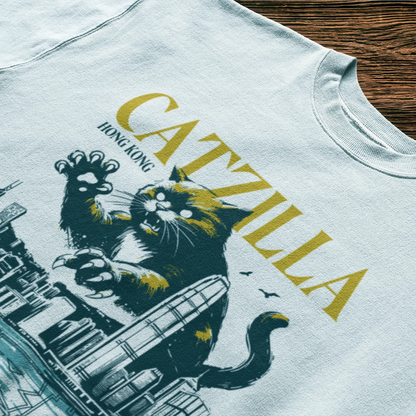 Enormous kitten destroying cityscape white tee featuring retro monster movie style graphics - Τεράστια γάτα καταστρέφει αστικό τοπίο σε λευκή μπλούζα με retro monster movie στυλ γραφικά