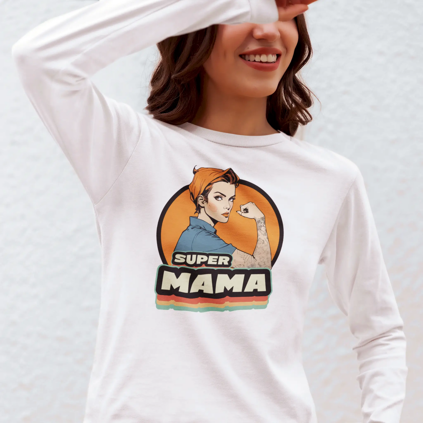 Extended sleeves frame nostalgic artwork celebrating working mother archetype on comfortable black base - Δυναμικό σχέδιο που απεικονίζει το αρχέτυπο της εργαζόμενης μητέρας σε άνετη λευκή μακρυμάνικη μπλούζα