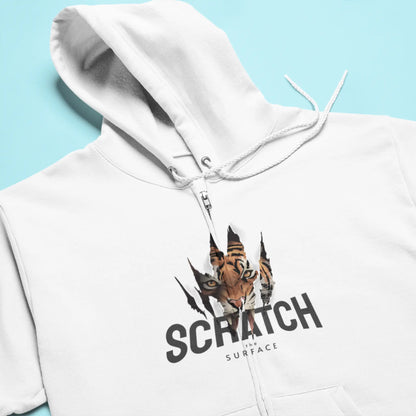 Fashionable white zip hoodie focusing on the artistic details of the Scratch the surface design. — Μοντέρνα λευκή ζακέτα με κουκούλα με έμφαση στις καλλιτεχνικές λεπτομέρειες του σχεδίου Scratch the surface