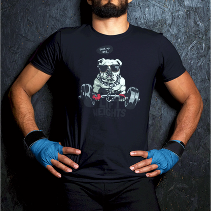 Fierce bulldog lifting barbell on black fitness shirt – Αγριεμένος σκύλος με βάρη πάνω σε μαύρη μπλούζα για γυμναστήριο