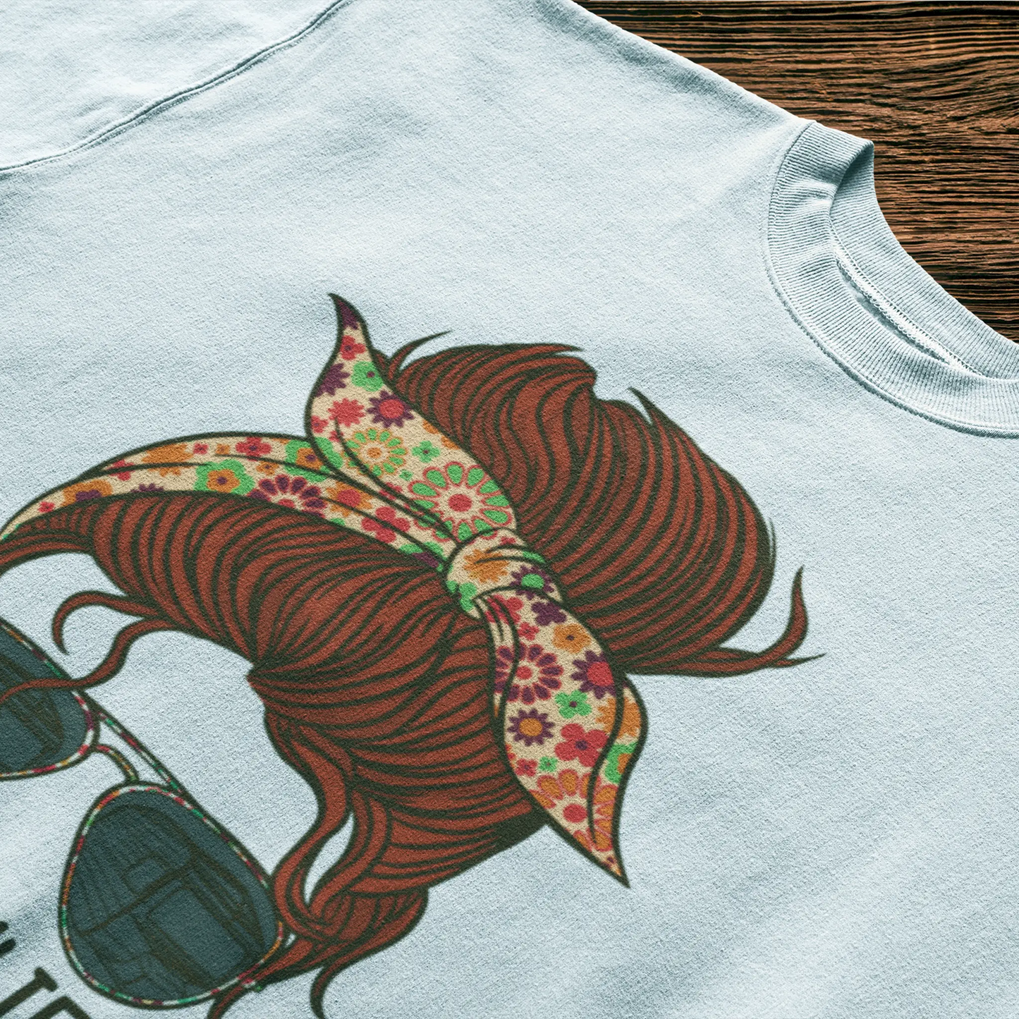 Floral bandana momlife graphic printed on white t-shirt | Γραφικό MomLife με λουλουδάτη μπαντάνα σε λευκό t-shirt