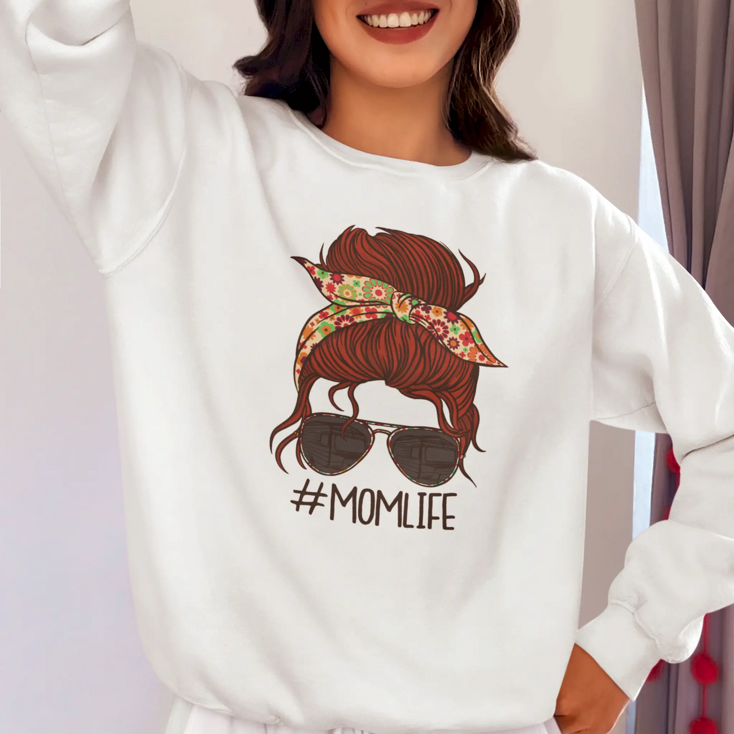 Floral bandana motherhood artwork on white crewneck | Καλλιτεχνικό MomLife με μπαντάνα σε λευκό φούτερ