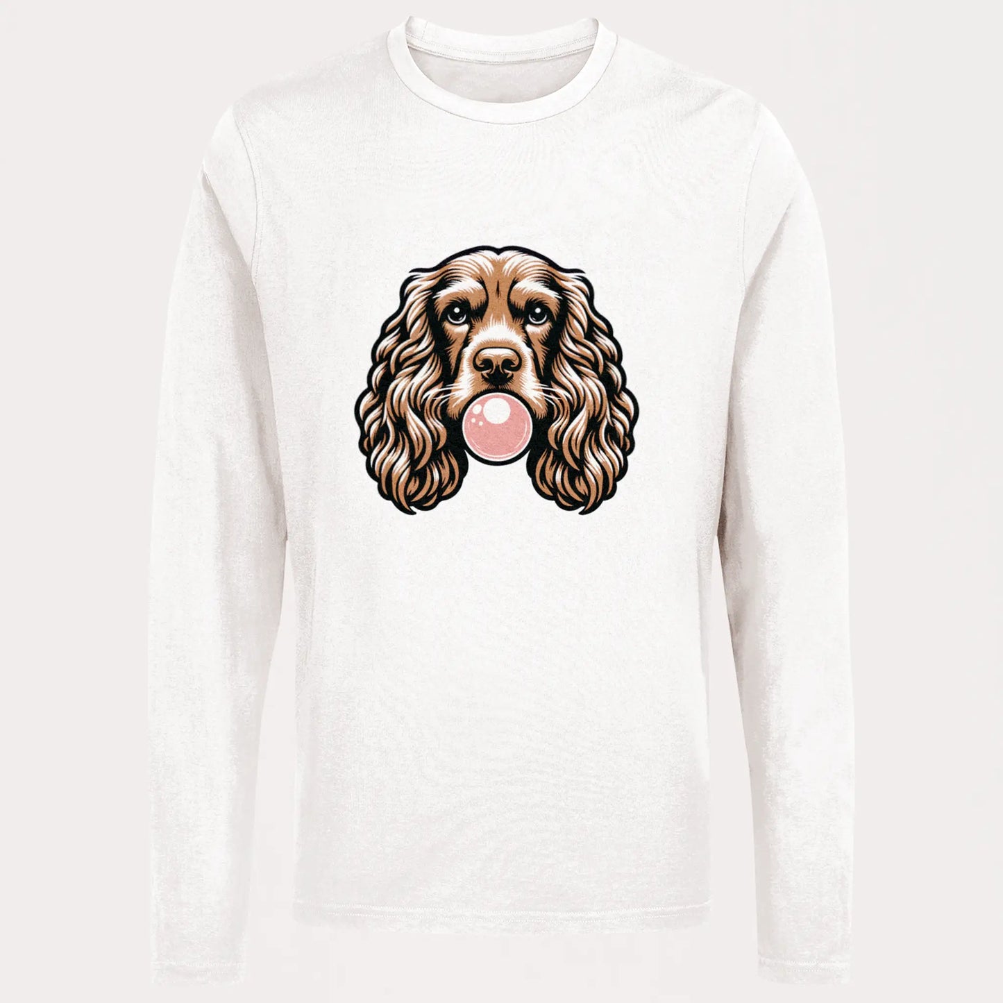 Flowing curls and pink bubble create perfect harmony on white long sleeve. Οι κυματιστές μπούκλες και η ροζ φούσκα δημιουργούν τέλεια αρμονία σε λευκή μακρυμάνικη μπλούζα
