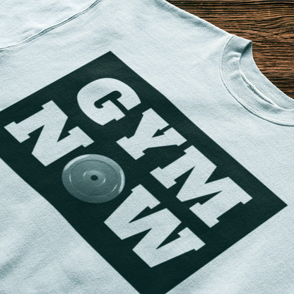 Focused gym quote design Gym Now on clean white tee with plate – Σχεδιασμός “Gym Now” με έμφαση στη λέξη και το O σαν δίσκο βάρους σε καθαρό λευκό t-shirt
