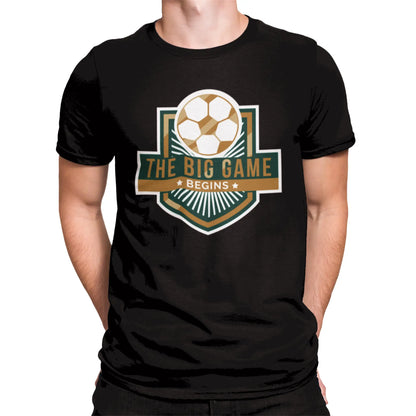Football energy peaks with this bold badge centered on a classic black t-shirt. -
Η ποδοσφαιρική ενέργεια κορυφώνεται με αυτό το έντονο έμβλημα στο κέντρο ενός κλασικού μαύρου t-shirt.