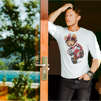 Front view of white long-sleeve tee featuring the racing bear design – Μπροστινή όψη λευκής μακρυμάνικης μπλούζας με το σχέδιο του αγωνιστικού αρκούδου.