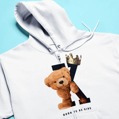 Full zip hoodie in white with teddy leaning on large K – Ζακέτα με φερμουάρ σε λευκό χρώμα και teddy που ακουμπά το γράμμα K