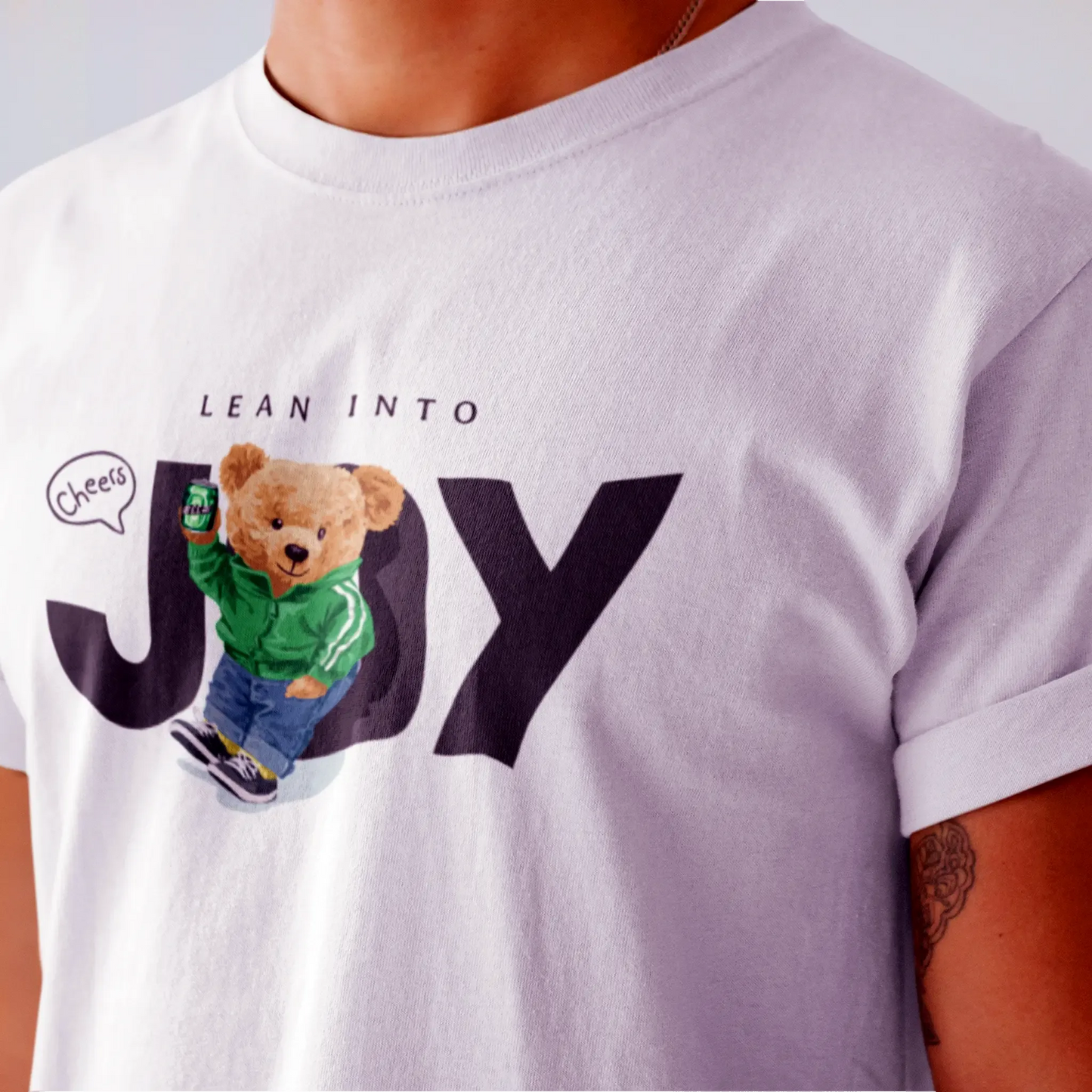 Fun teddy bear in green hoodie holding a beer can printed on a white t-shirt – Αστείο αρκουδάκι με πράσινη ζακέτα και μπύρα σε λευκό t-shirt.