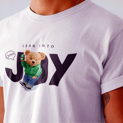 Fun teddy bear in green hoodie holding a beer can printed on a white t-shirt – Αστείο αρκουδάκι με πράσινη ζακέτα και μπύρα σε λευκό t-shirt.