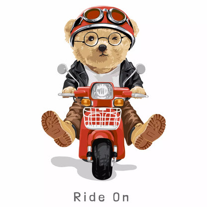 Funny teddy bear riding a red scooter wearing leather jacket and helmet – αστείο αρκουδάκι σε κόκκινη βέσπα με δερμάτινο μπουφάν και κράνος