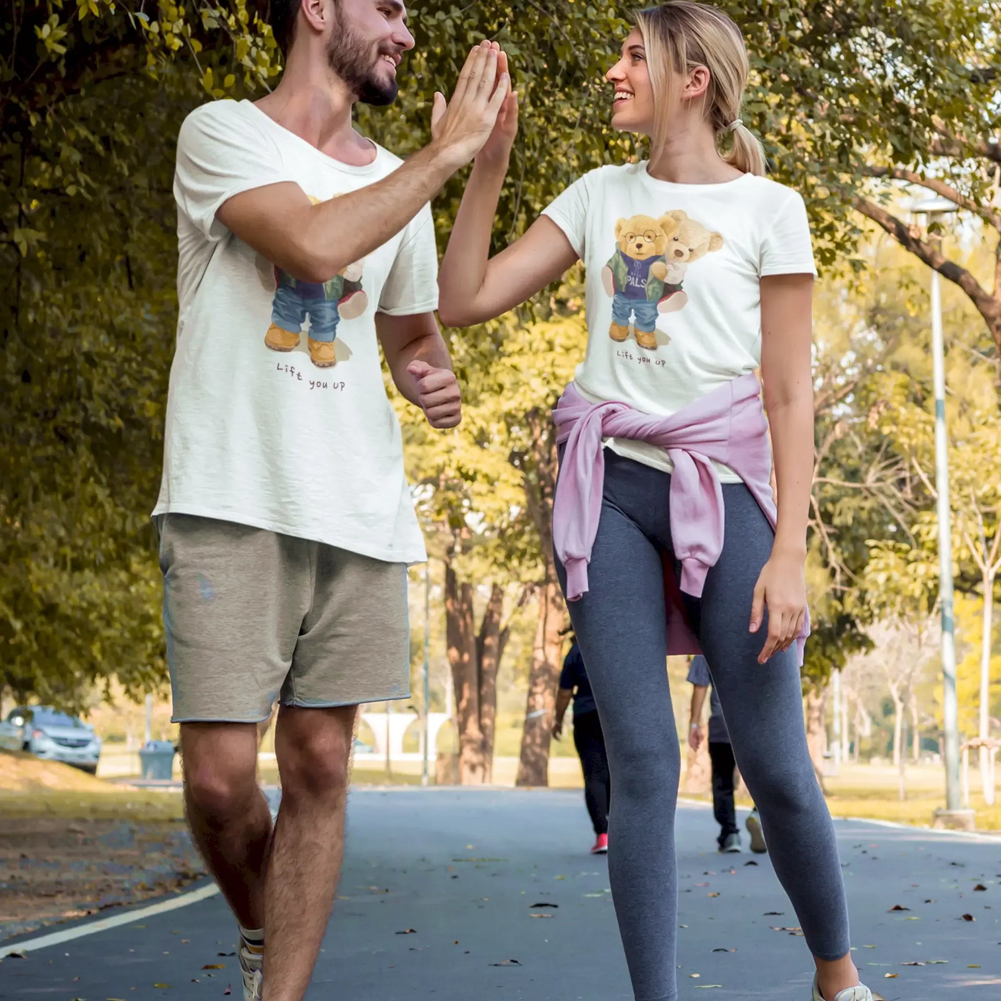 Graphic white tee with two teddy bears symbolizing friendship – λευκό γραφιστικό μπλουζάκι με σχέδιο φιλίας από αρκουδάκια