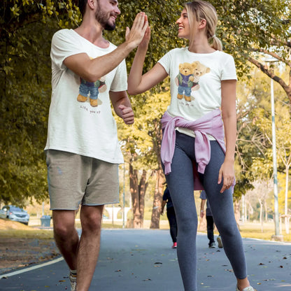 Graphic white tee with two teddy bears symbolizing friendship – λευκό γραφιστικό μπλουζάκι με σχέδιο φιλίας από αρκουδάκια