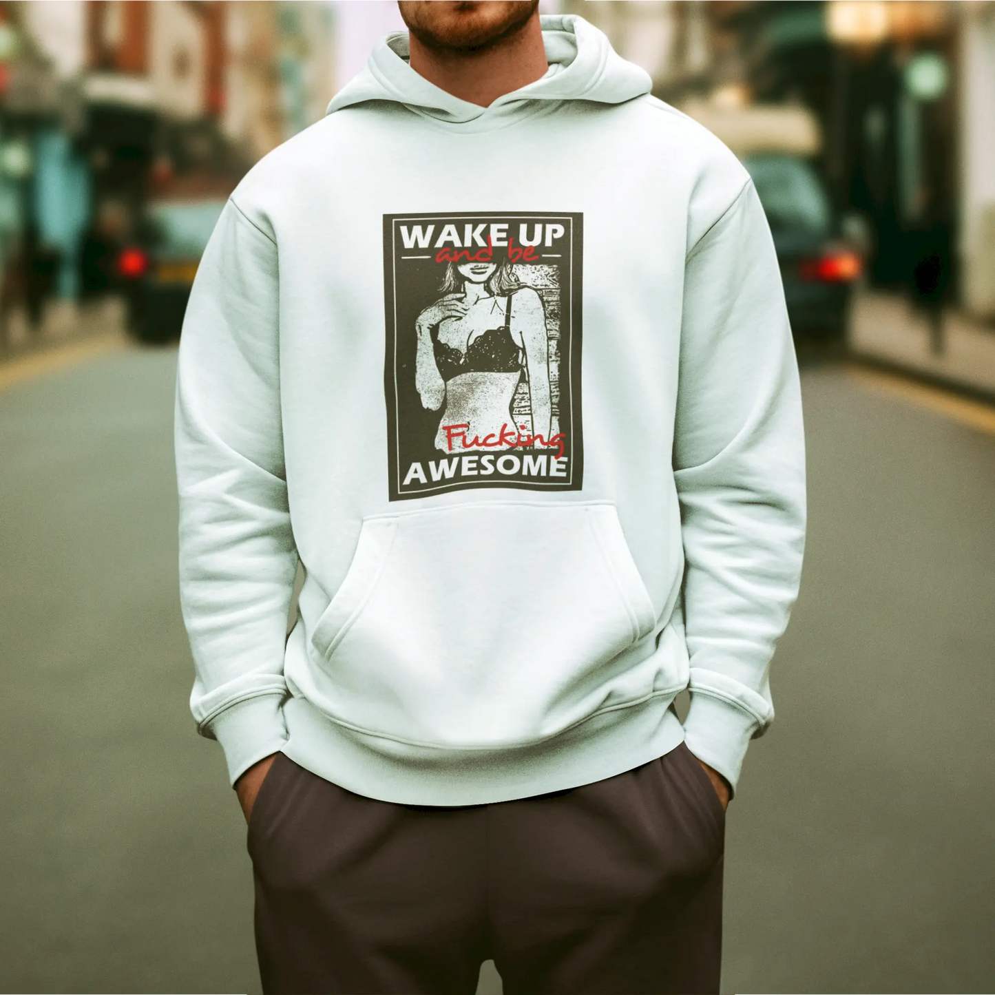 “Growth Mindset” printed across chest on classic white hoodie – Το “Growth Mindset” τυπωμένο στο στήθος σε κλασικό λευκό hoodie.
