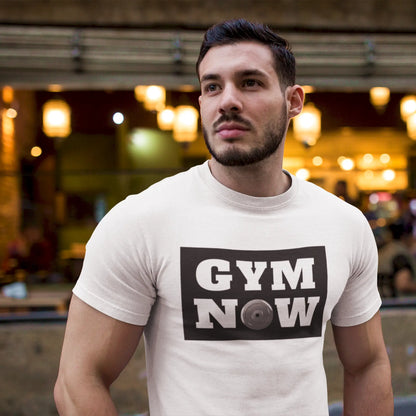 Gym Now print on white t-shirt with bold typography and black weight plate detail – Εκτύπωση Gym Now σε λευκό t-shirt με έντονη γραμματοσειρά και μαύρο δίσκο βάρους