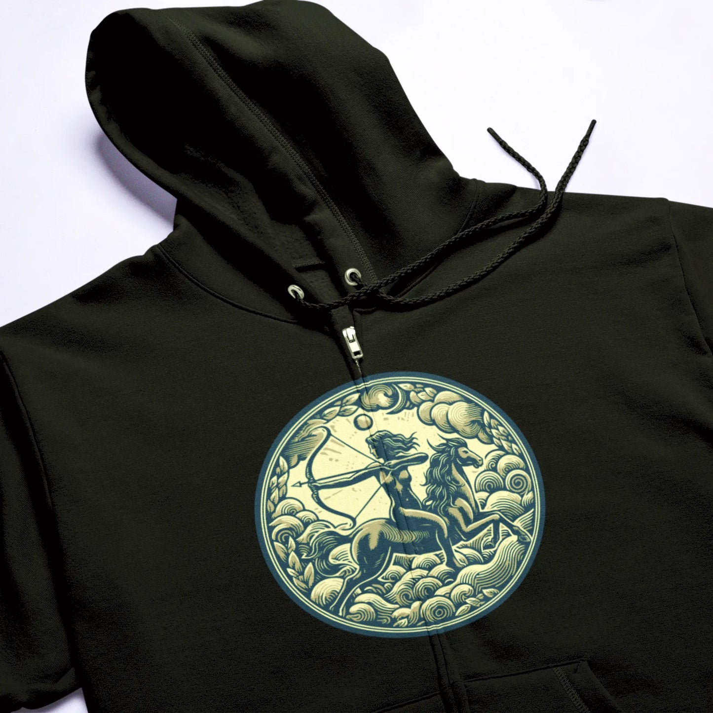 Intricate Sagittarius zodiac design on a black zip hoodie, blending cosmic symbolism with urban edge. – «Περίτεχνο σχέδιο Τοξότη σε μαύρο zip hoodie, που συνδυάζει κοσμικό συμβολισμό με αστική αιχμηρότητα.