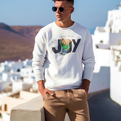 Joyful teddy print on soft white sweatshirt – Μαλακή φούτερ με αστείο σχέδιο teddy που φωνάζει χαρά.