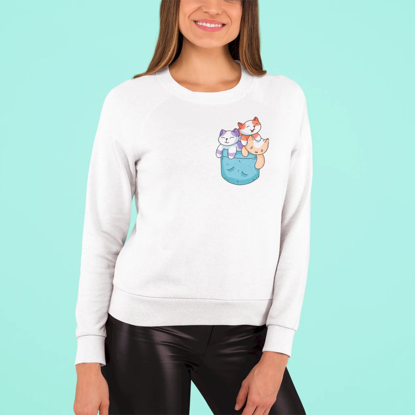 Kawaii pocket cats white sweatshirt cute trio design comfortable casual crewneck - Σχέδιο με Kawaii γάτες μέσα σε τσεπάκι από λευκή φούτερ μπλούζα