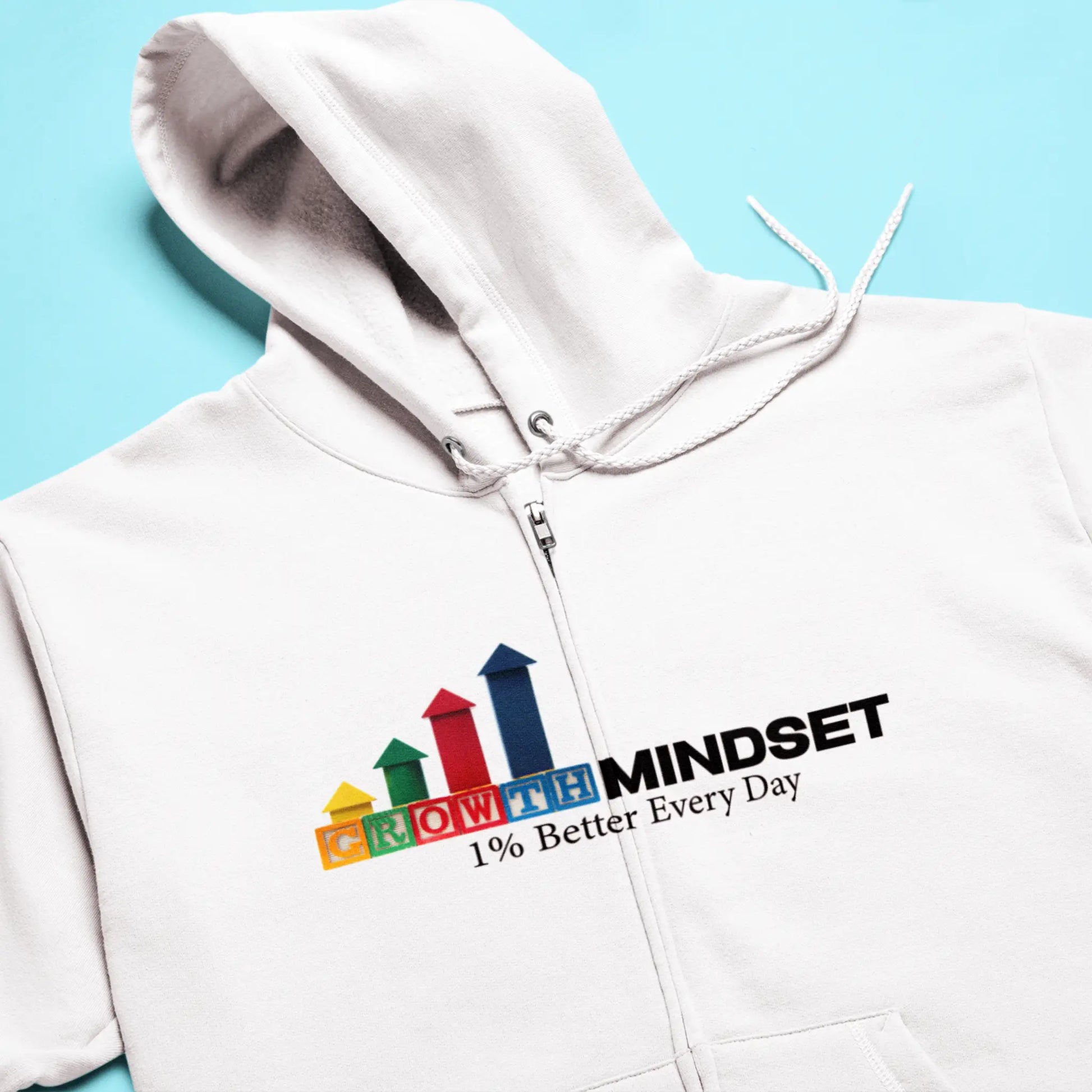 Layered streetwear style with white zip hoodie and mindset message – Πολυεπίπεδο streetwear στυλ με λευκή ζακέτα και μήνυμα νοοτροπίας