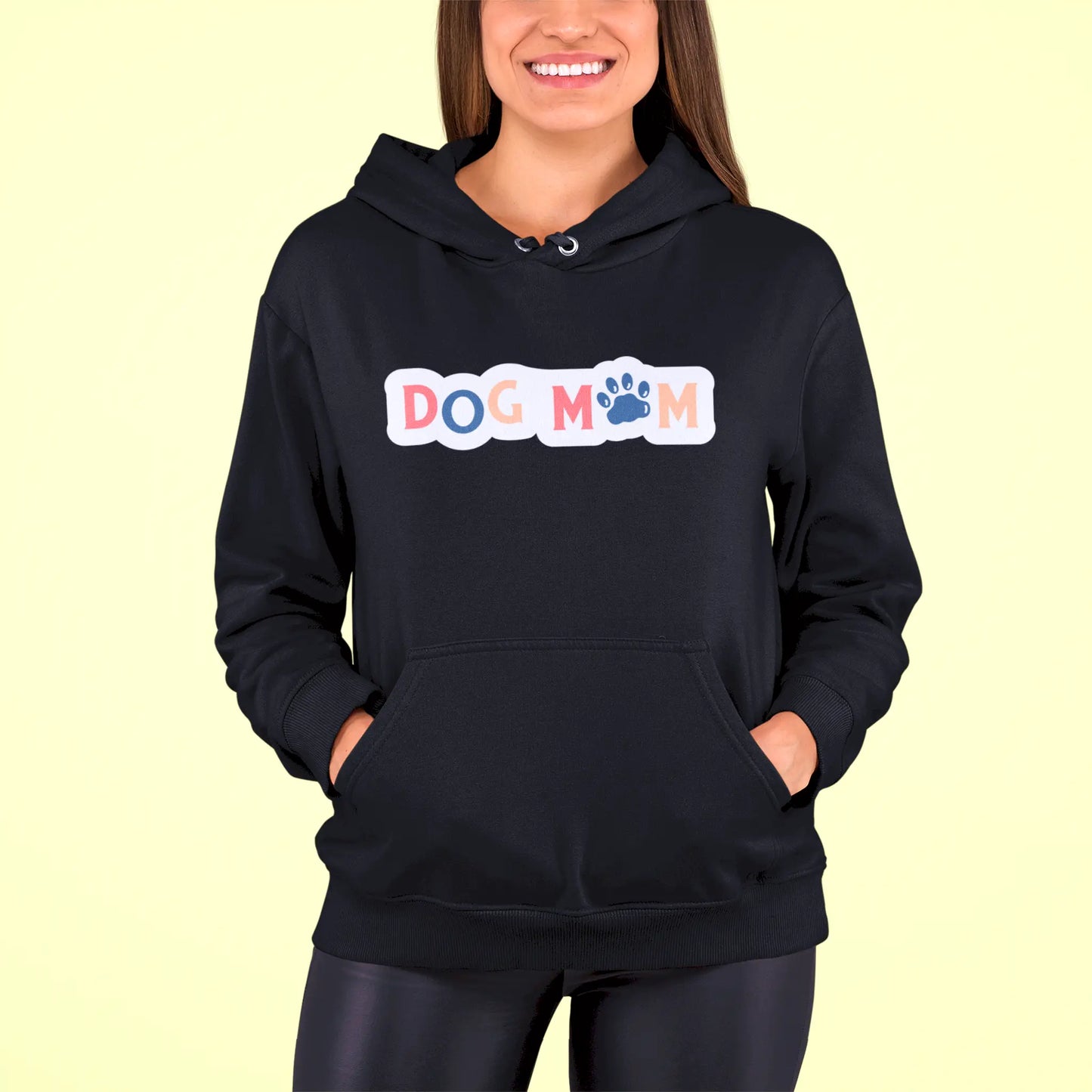 Let the world know who your heart belongs to with this bold black hoodie featuring a paw-filled “Dog Mom” – Δείξε στον κόσμο πού ανήκει η καρδιά σου με αυτό το εντυπωσιακό μαύρο hoodie που γράφει “Dog Mom” με πατουσίτσα.