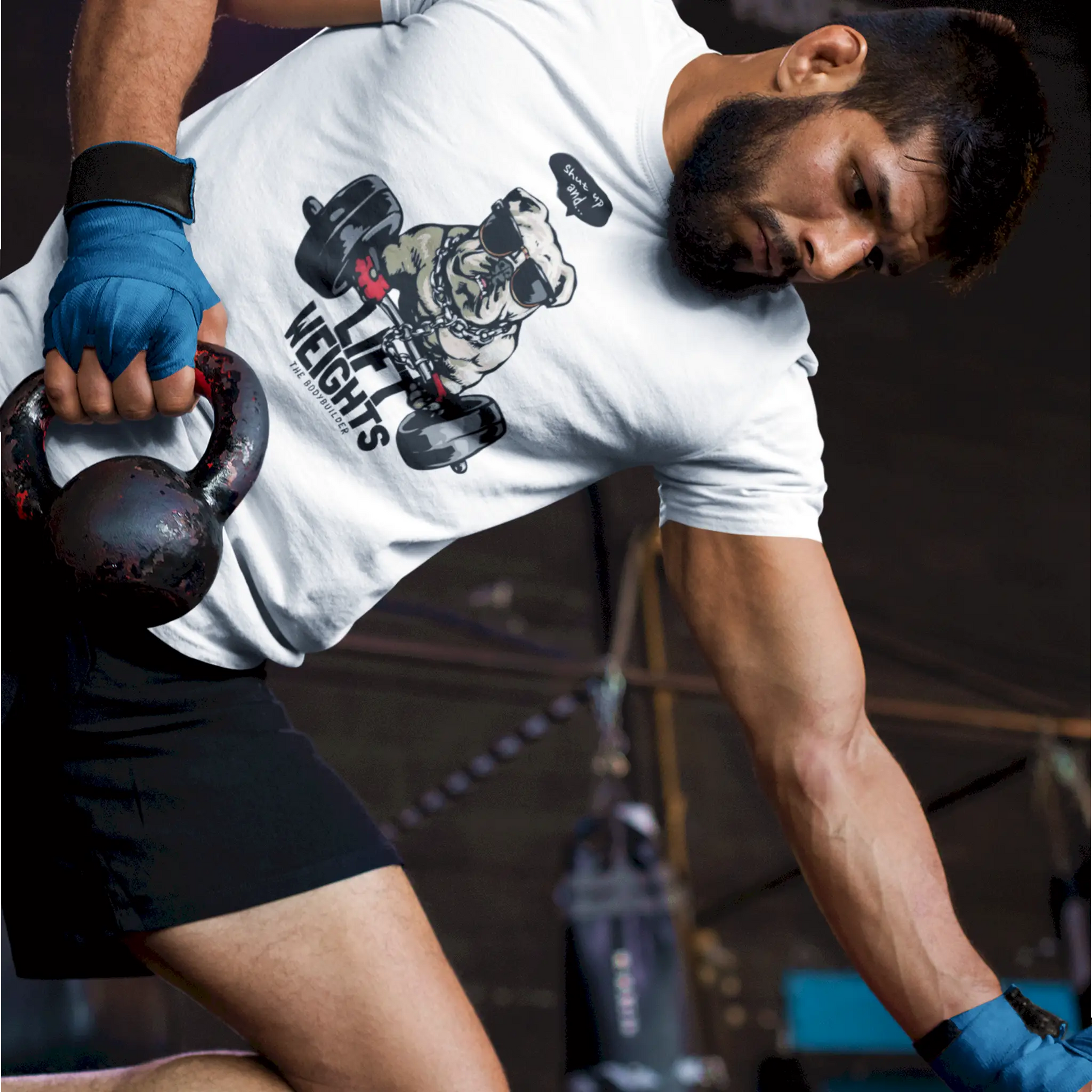 Lifting dog design with barbell and chains on vivid white shirt – Σκυλί με αλυσίδα και βάρη σε λευκό t-shirt