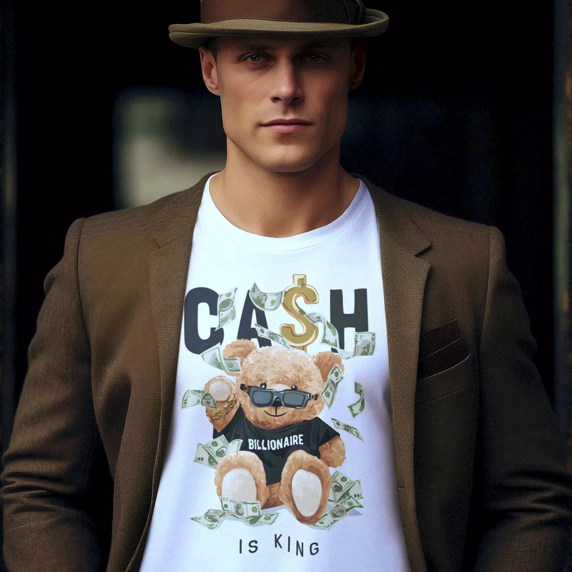 Long sleeve white shirt featuring a luxury bear graphic and bold money symbolism – Μακρυμάνικη λευκή μπλούζα με σχέδιο πολυτελούς αρκούδου και έντονο συμβολισμό πλούτου