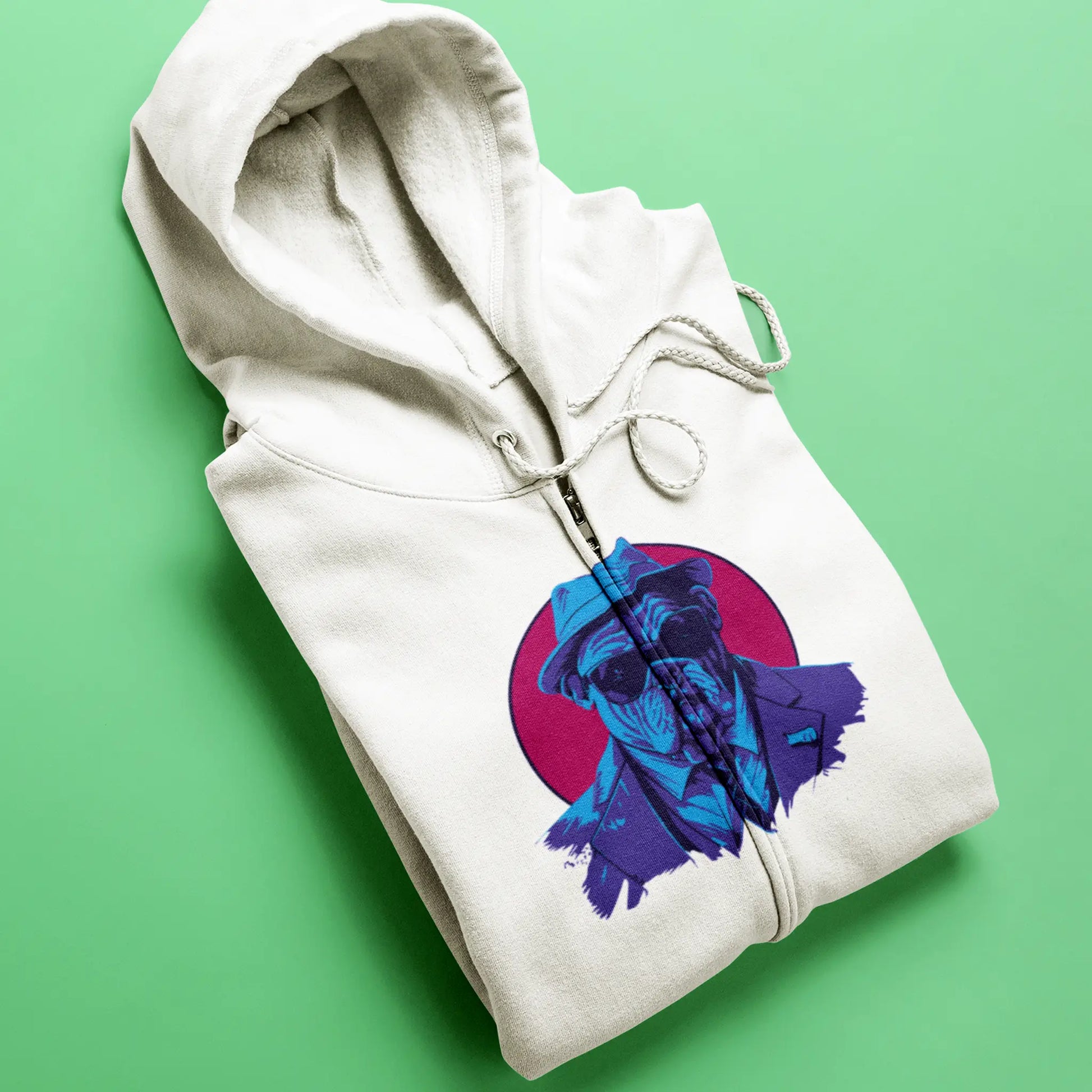 Mafia-style bulldog illustration gives bite to clean white zip hoodie – Η μαφιόζικη εικονογράφηση μπουλντόγκ χαρίζει ‘δαγκωνιά’ στο λευκό zip hoodie