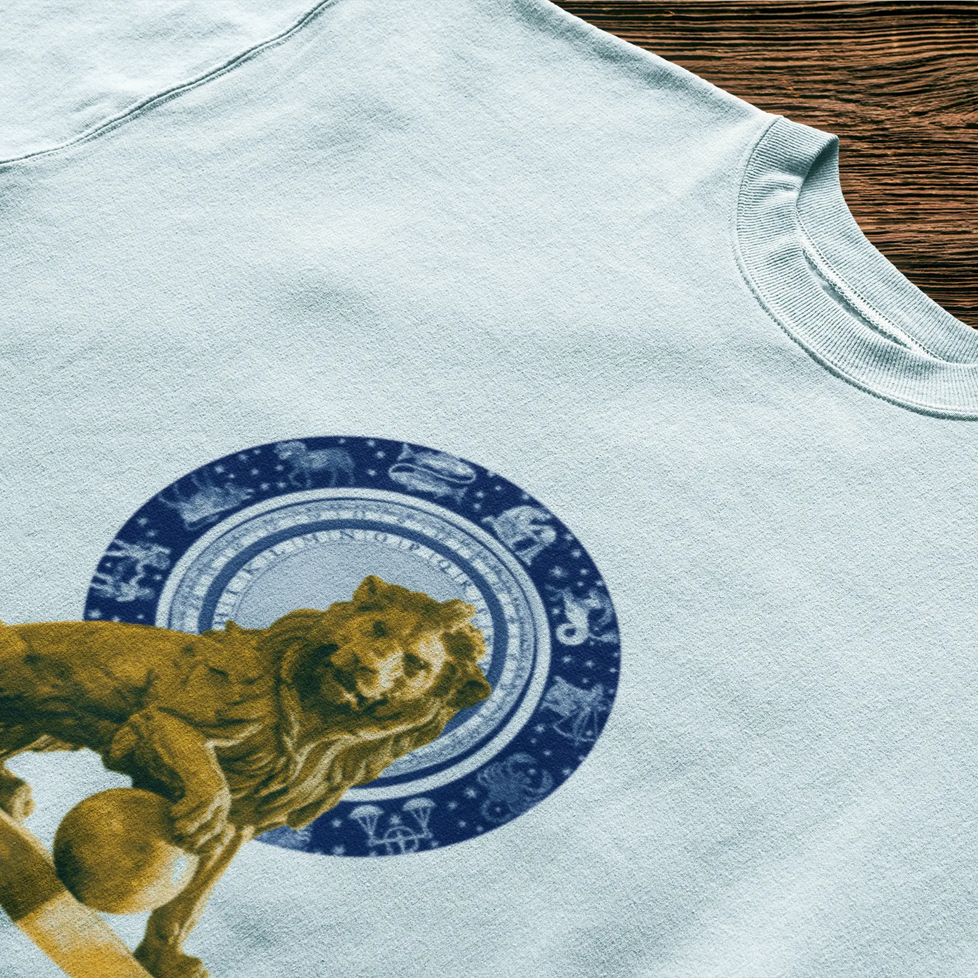 Majestic Leo white shirt cosmic zodiac vibe – Λευκό t-shirt Λέων με κοσμική αύρα και επιβλητικό design