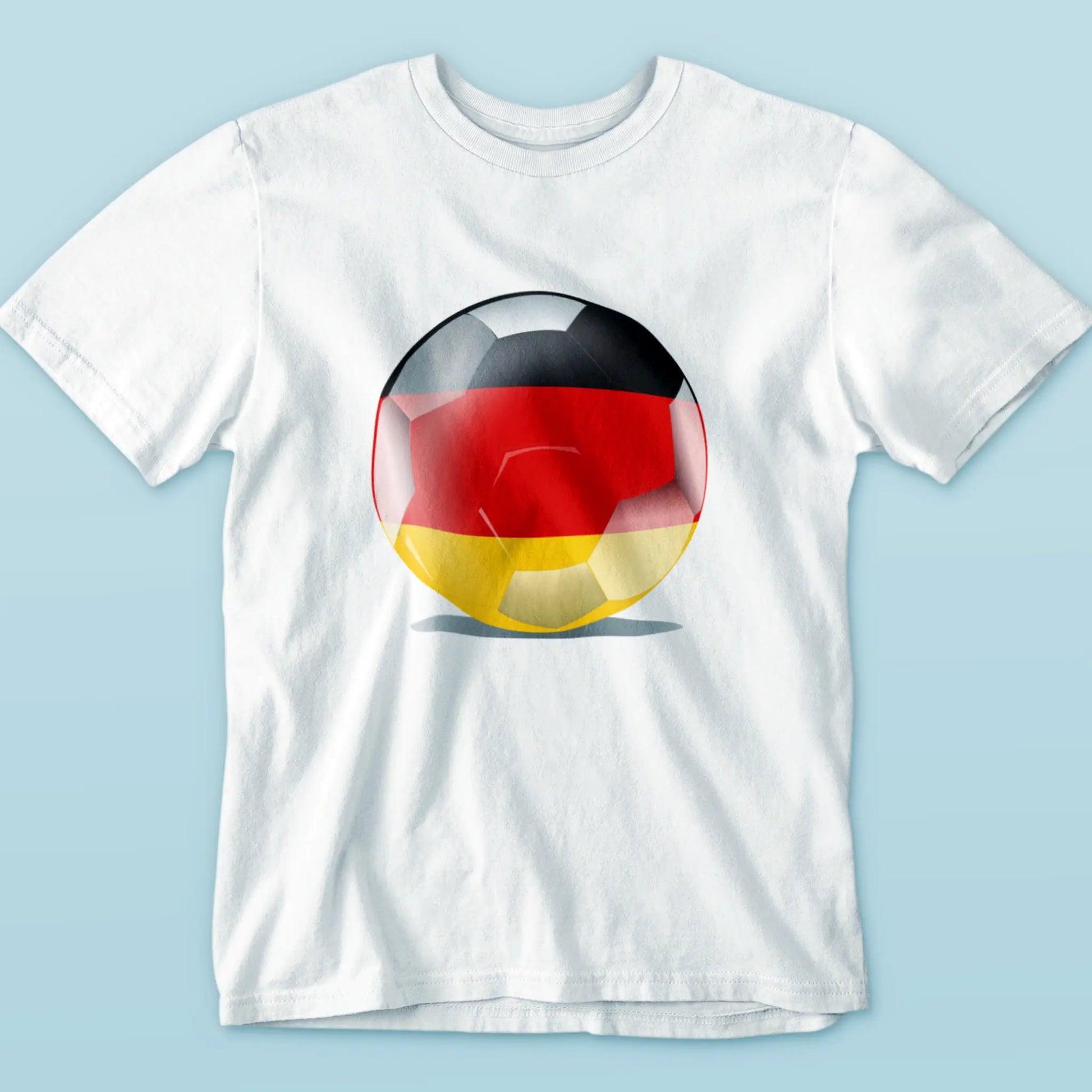 Minimal Germany soccer ball graphic on a white hoodie – subtle and powerful. Μίνιμαλ σχέδιο γερμανικής μπάλας ποδοσφαίρου σε λευκό hoodie – διακριτικό και δυνατό.