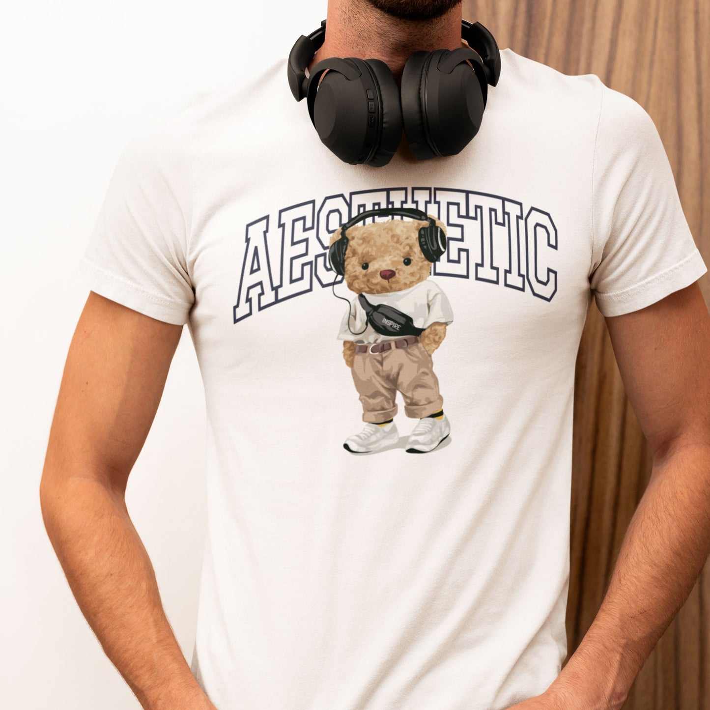 Minimal aesthetic bear design wearing oversized tee on white t-shirt – Μίνιμαλ σχέδιο αρκουδιού σε oversized μπλούζα, τυπωμένο σε λευκό t-shirt.