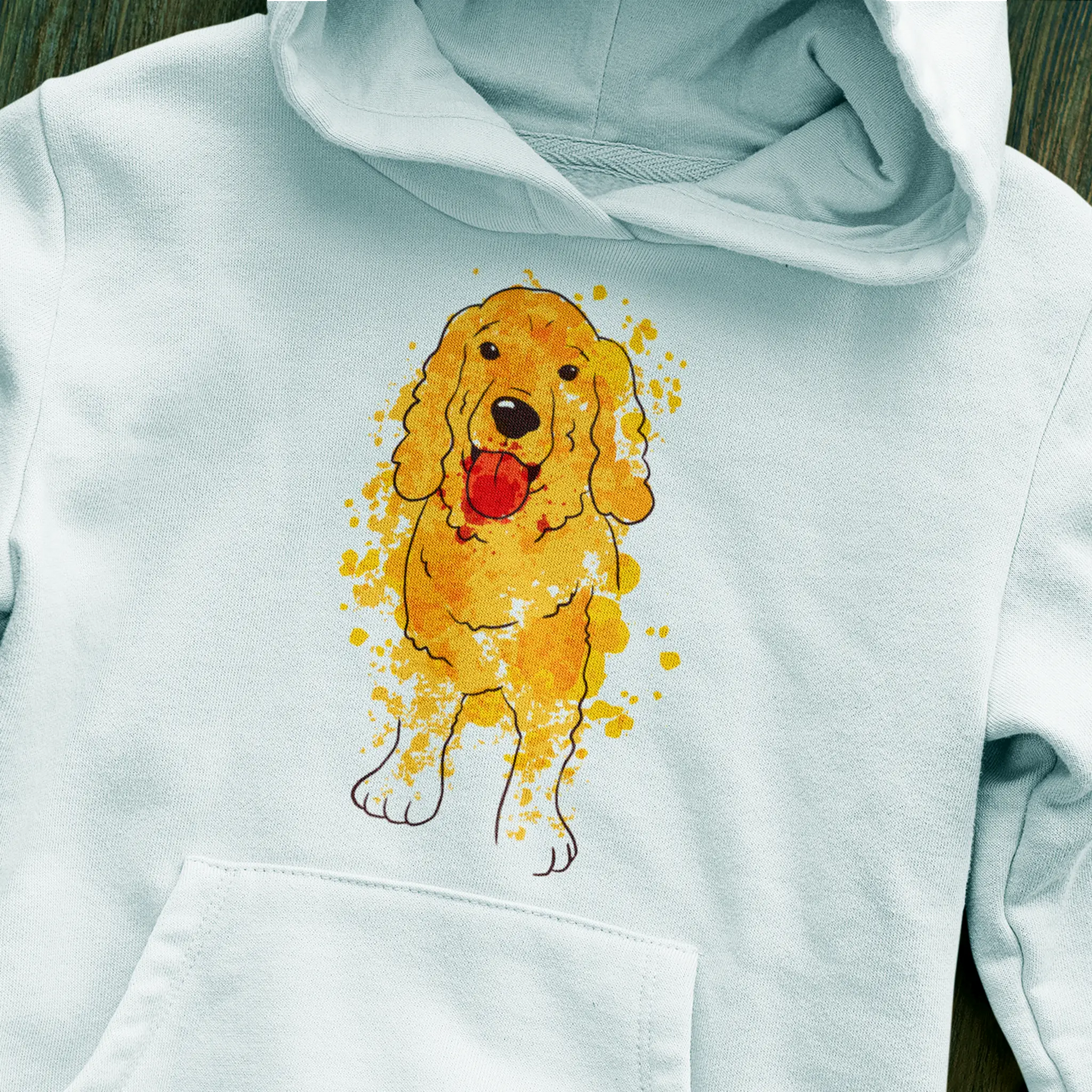 Minimal white hoodie with expressive watercolor Cocker design — Μίνιμαλ λευκό hoodie με εκφραστικό σχέδιο Cocker σε watercolor.