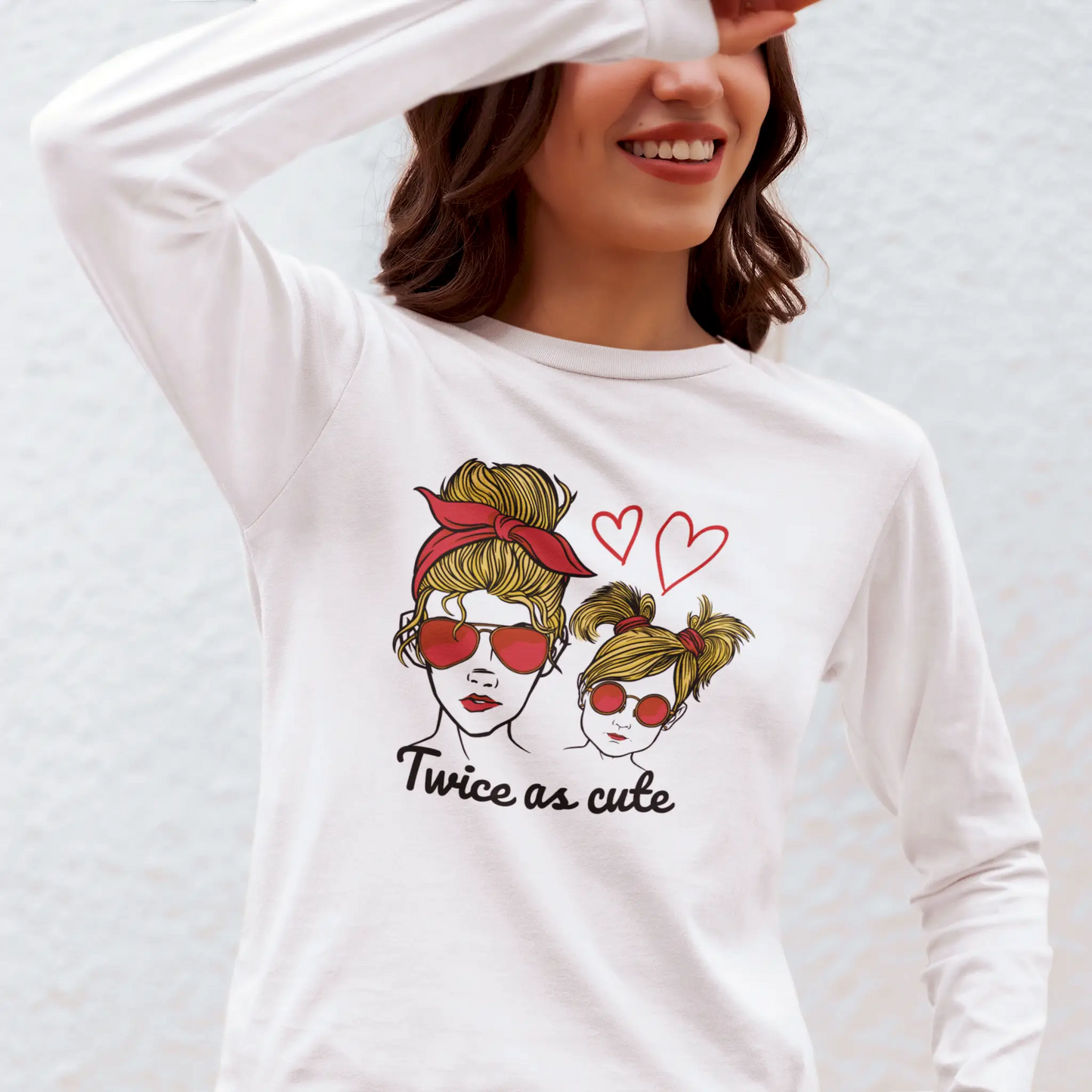 Minimal white long sleeve highlighting mother-daughter bond in sunglasses – Μίνιμαλ λευκό μακρυμάνικο που αναδεικνύει το δέσιμο μαμάς-κόρης