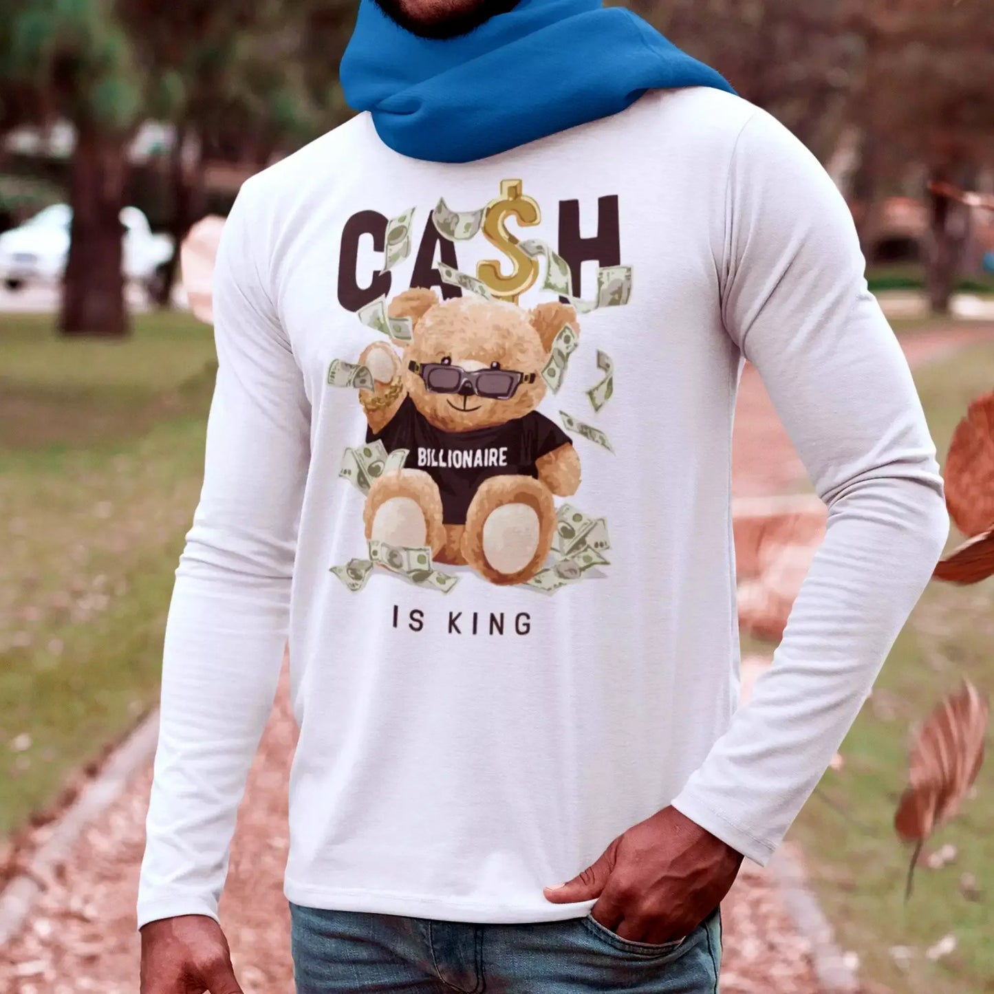 Minimal white long sleeve tee featuring cash-themed bear art for confident everyday style – Λευκό μακρυμάνικο με αρκουδάκι και χρήματα για στυλ που δείχνει αυτοπεποίθηση