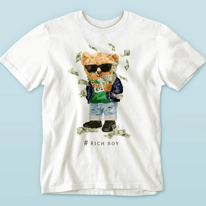 Minimal white shirt with a cartoon bear flaunting wealth and swag – Μινιμαλιστικό λευκό t-shirt με αρκούδο που δείχνει πλούτο και swag