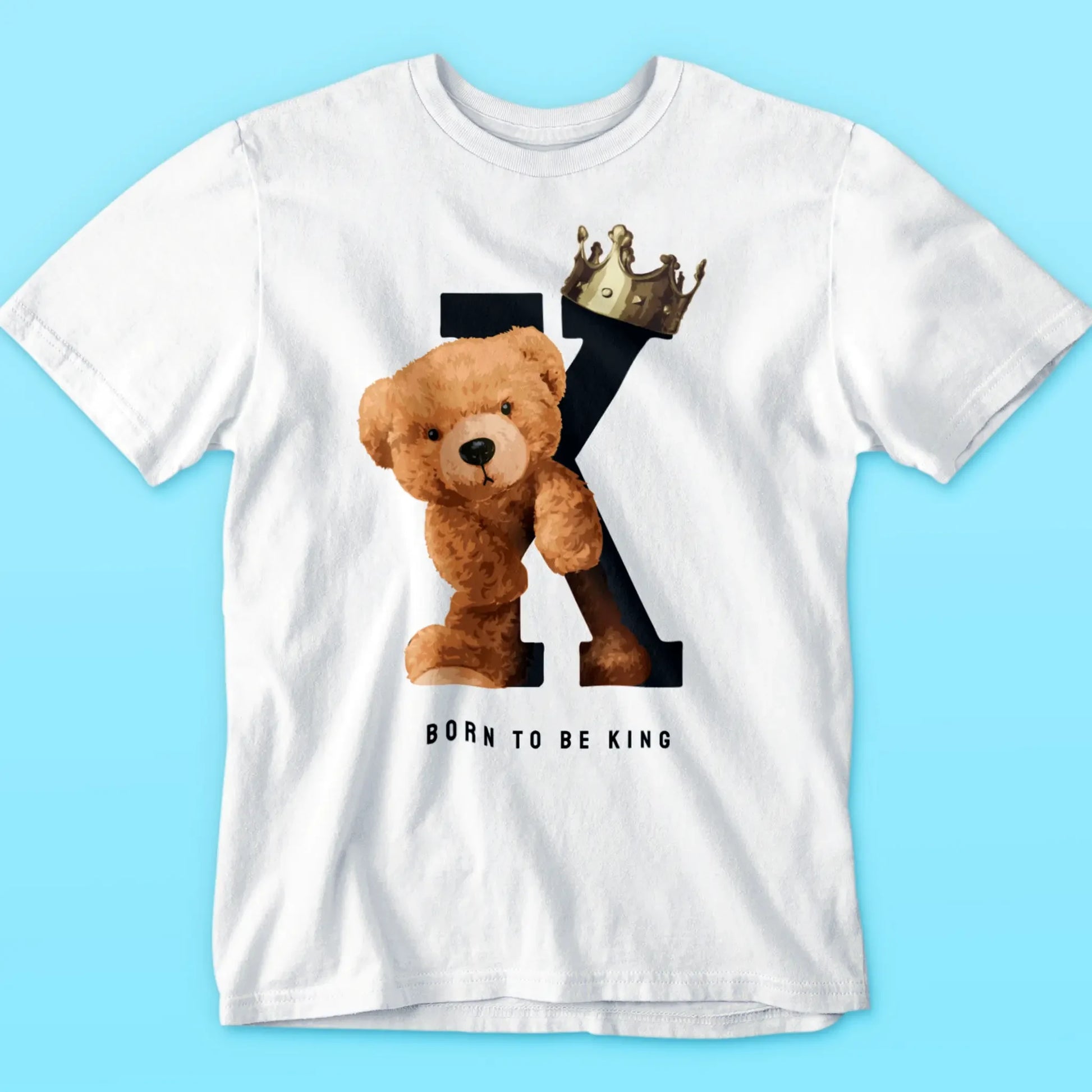 Minimal white tee with teddy leaning on K and wearing royalty crown – Μινιμαλιστικό λευκό t-shirt με αρκούδο που ακουμπά το K και φορά βασιλική κορώνα