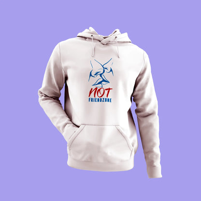 Minimalist kiss artwork with bold text on white hoodie – Μινιμαλιστικό σχέδιο φιλιού με έντονο κείμενο σε λευκό hoodie.