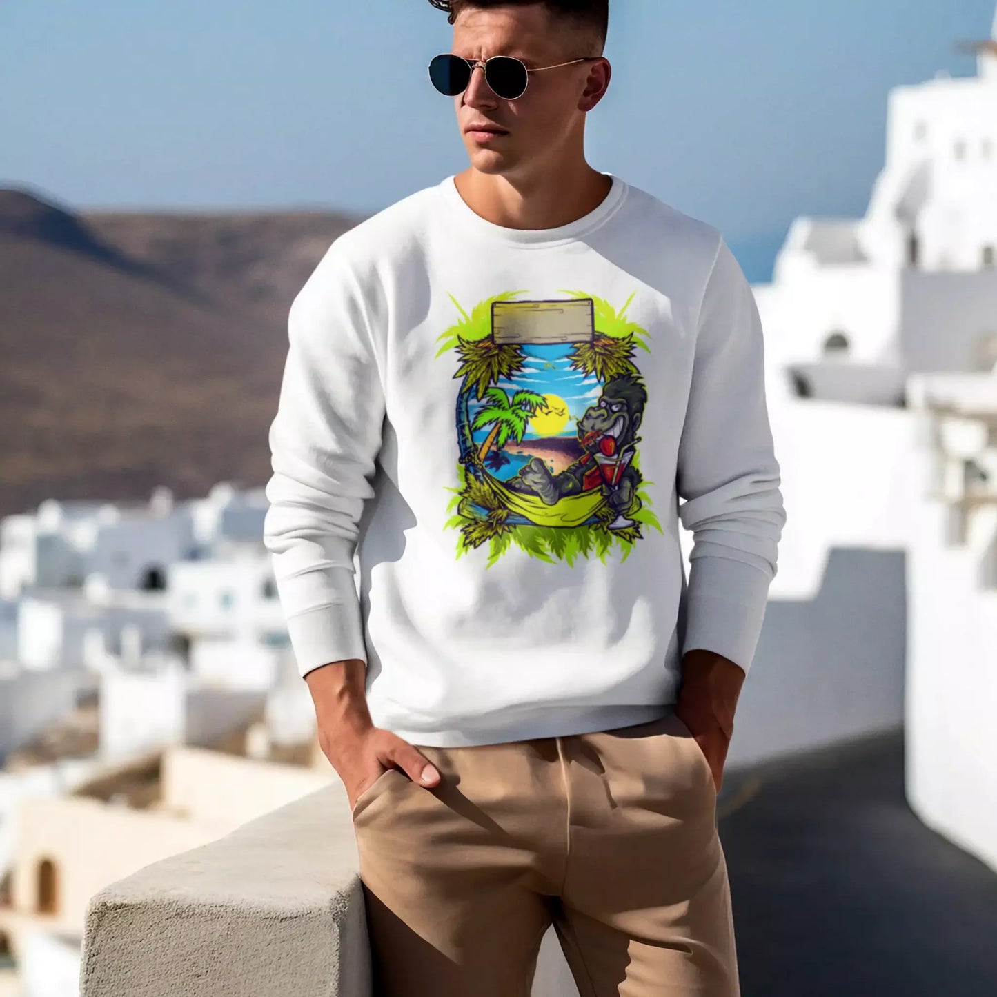 Minimalist white crewneck top focusing on the artistic graffiti design details. — Μινιμαλιστικό λευκό φούτερ με έμφαση στις λεπτομέρειες του καλλιτεχνικού σχεδίου με graffiti