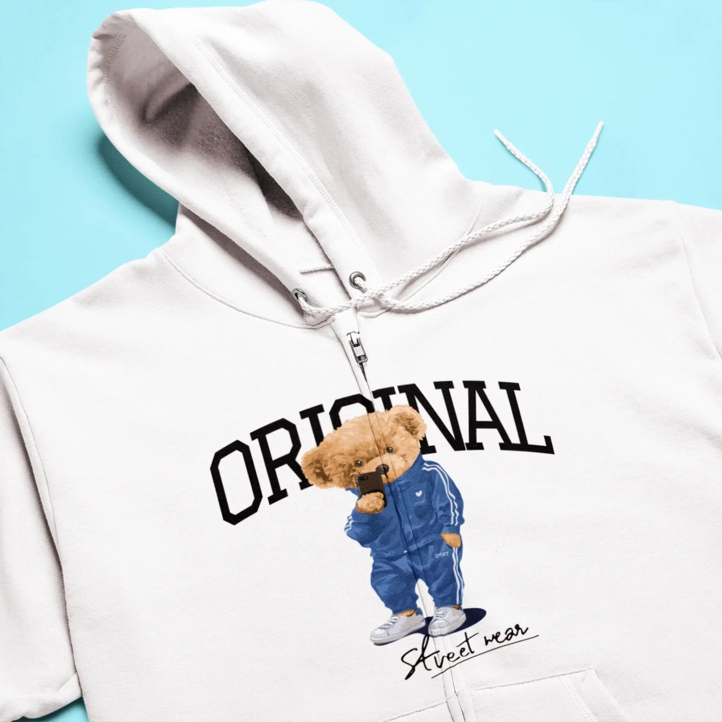 Minimalist white zip hoodie with urban bear graphic – Μινιμαλιστική λευκή ζακέτα με γραφικό αστικού αρκούδου