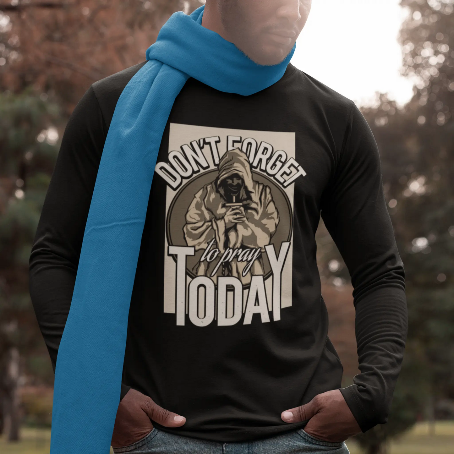 Modern black long sleeve tee focusing on the neutral earth tones of the graphic design. — Μοντέρνο μαύρο μακρυμάνικο t-shirt με έμφαση στους γήινους τόνους του γραφικού σχεδίου