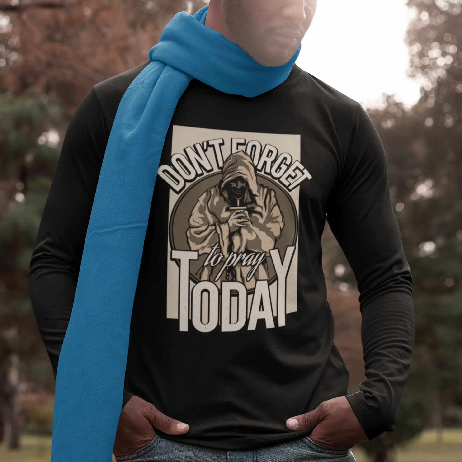 Modern black long sleeve tee focusing on the neutral earth tones of the graphic design. — Μοντέρνο μαύρο μακρυμάνικο t-shirt με έμφαση στους γήινους τόνους του γραφικού σχεδίου