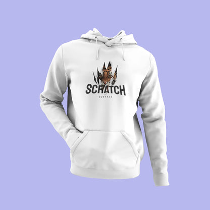 Modern white hoodie with a prominent Scratch the surface design on the chest. — Μοντέρνο λευκό hoodie με ένα εμφανές σχέδιο Scratch the surface στο στήθος