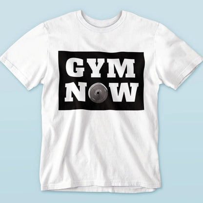 Motivational Gym Now tee on white fabric showcasing the weight plate as part of the emblem – Εμπνευσμένο t-shirt Gym Now σε λευκό ύφασμα με το δίσκο βάρους ως μέρος του εμβλήματος