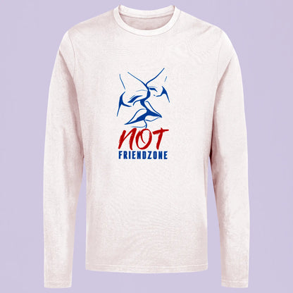Not Friendzone kiss design in red and blue on a white long sleeve shirt – Σχέδιο φιλιού 'Not Friendzone' σε κόκκινο και μπλε σε λευκό μακρυμάνικο μπλουζάκι.